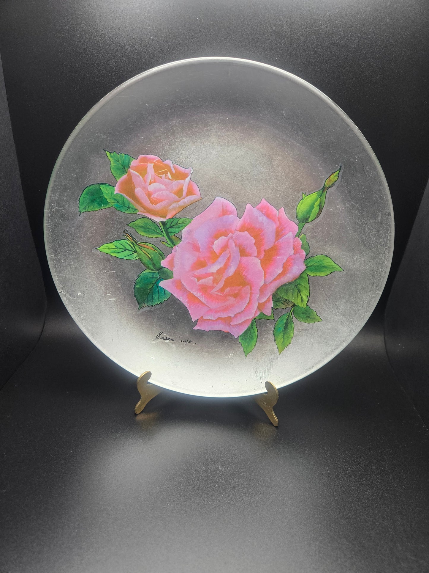 Dish with roses