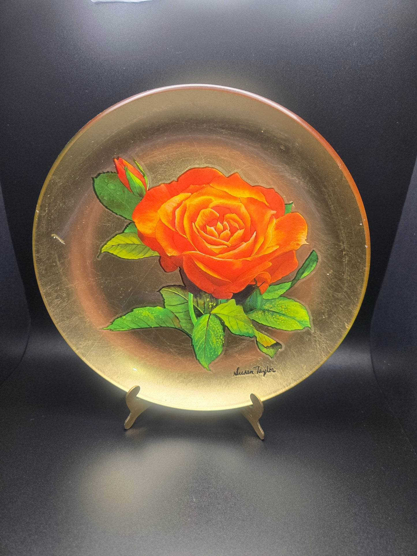 Dish with roses